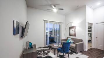 Apartment | Living area | Flat-screen TV