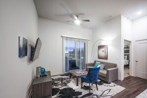 Perfect City View Balcony | Living area | Flat-screen TV - Perfect City View Balcony (Atlanta)