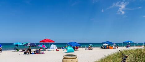 Beach nearby, sun-loungers, beach towels