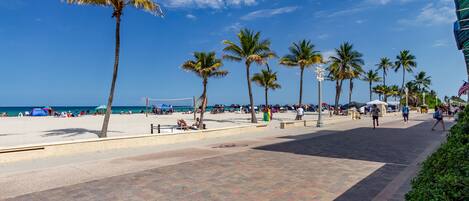 Playa en los alrededores, camastros y toallas de playa