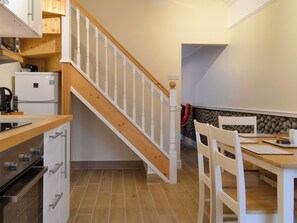 Oven, dishwasher, cookware/dishes/utensils, freezer - 4 bedroom accommodation in Sheringham (Sheringham)