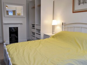 4 bedrooms, free WiFi, bed sheets - 4 bedroom accommodation in Sheringham (Sheringham)