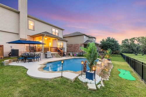 5BR Private Pool Home Sleeps 10 - Near San Antonio & Lackland