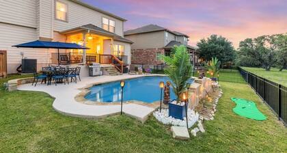 5BR Private Pool Home Sleeps 10 - Near San Antonio & Lackland