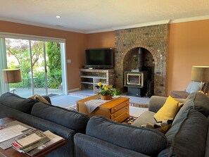 Smart TV, fireplace, Netflix, books - Executive 2 bedroom Suite on private acreage - Pet friendly! (Cobble Hill)