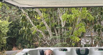 Executive 2 bedroom Suite on private acreage - Pet friendly!