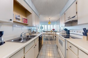 Een koelkast, een microgolfoven, een oven, een kookplaat