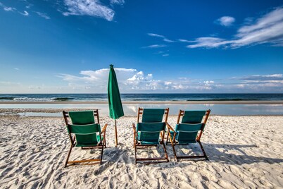 Condo w/ view of Little Lagoon, beach access, shared pools, hot tub, & pier