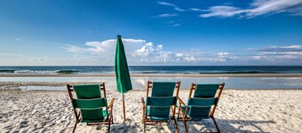 Condo w/ view of Little Lagoon, beach access, shared pools, hot tub, & pier