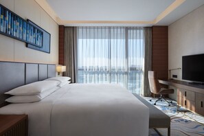 Down comforters, minibar, in-room safe, desk - Sheraton Beijing Lize Hotel (Beijing)