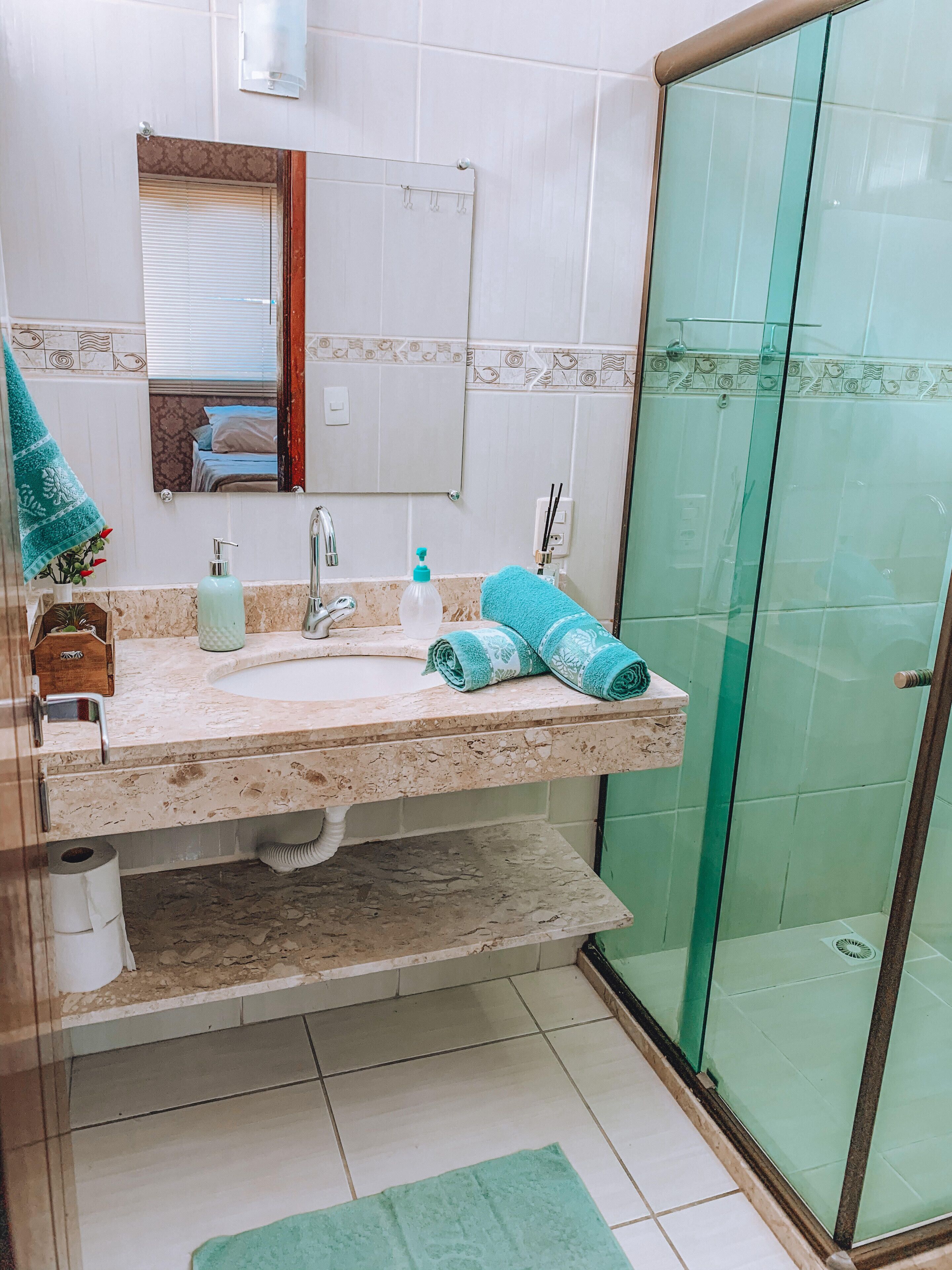 Studiosuite | Badezimmer | Dusche, Handtücher, Seife, Toilettenpapier