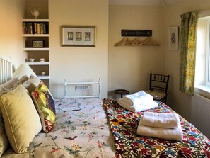 4 bedrooms, free WiFi, bed sheets - 4 bedroom accommodation in Hempstead, near Holt (Hempstead, near Holt)
