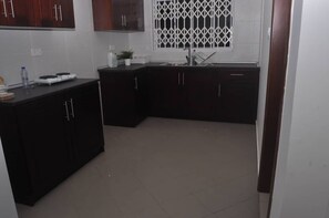 Fridge, microwave, oven, electric kettle - 24/7 gated community in quiet greener area (Accra)