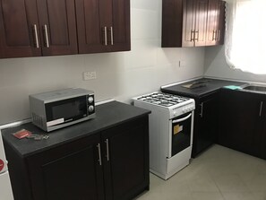 ثلاجة، ميكروويف، فرن، غلّاية كهربائية