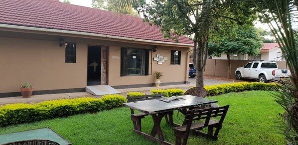 Exterior - Ezzela House Bed & Breakfast (Gaborone)