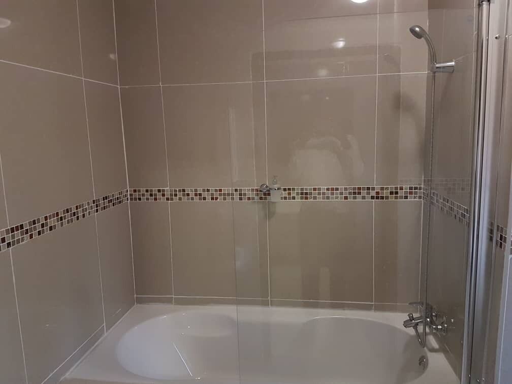 Douche à « effet pluie », articles de toilette gratuits