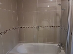 Sadesuihkupää, ilmaiset hygieniatuotteet, pyyhkeet, saippua