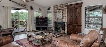 Ann's Sierra View: with Hot Tub & view of Sierra Blanca