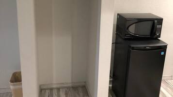 Escritorio, sistema de insonorización y tabla de planchar con plancha