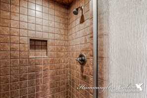 Combined shower/tub, towels