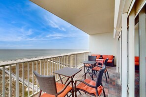 Property grounds - Gulf front condo w/ a full kitchen, private balcony, shared pools, & hot tub (Orange Beach)