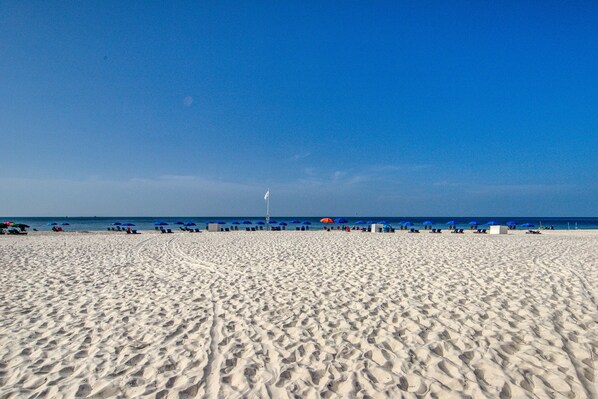 On the beach - Gulf front condo w/ a full kitchen, private balcony, shared pools, & hot tub (Orange Beach)