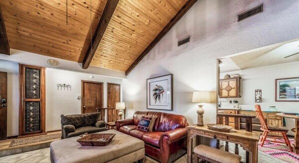 TV, fireplace, DVD player - 'Built for your enjoyment' Timbers with hot tub! (Ruidoso)