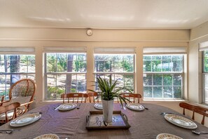 Dining - Tee to the Green: Awesome Architecture & Hot Tub! (Ruidoso)