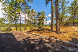 Property grounds - Tee to the Green: Awesome Architecture & Hot Tub! (Ruidoso)