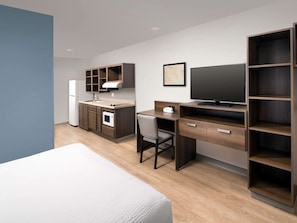 Hypo-allergenic bedding, desk, blackout curtains, iron/ironing board - WoodSpring Suites Toledo Maumee (Maumee)