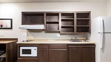 Full-sized fridge, microwave, stovetop