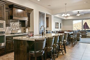 Fridge, microwave, oven, stovetop - Fairway views, pools, private hot tub (Washington)