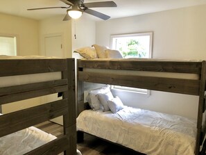 3 عدّة غرف نوم ومكواة/لوح كي وواي فاي وملاءات أسرّة