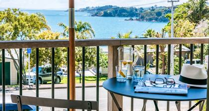 Romantic get away , 3 min walk to beach restaurants and shop