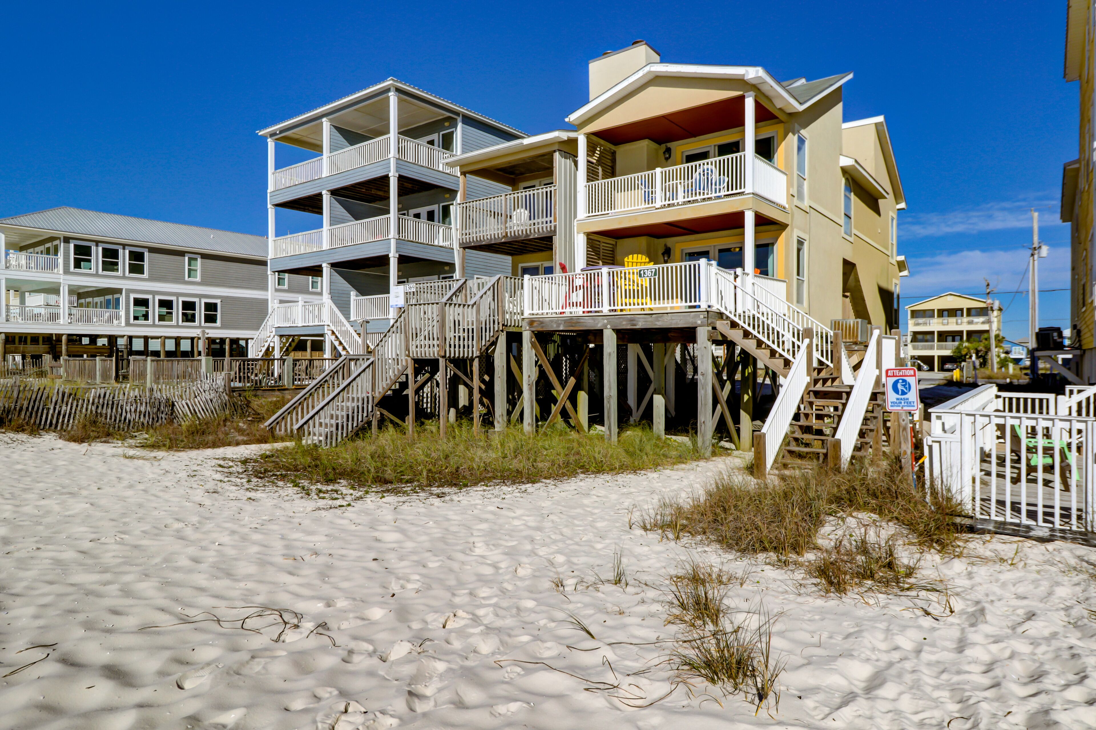 Waterfront, Gulf Shores condo w/ a full kitchen & private beach access