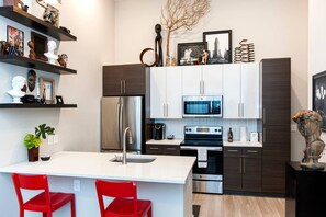 Apartment | Private kitchen | Fridge, microwave, oven, stovetop - Artsy Styled Home (Atlanta)