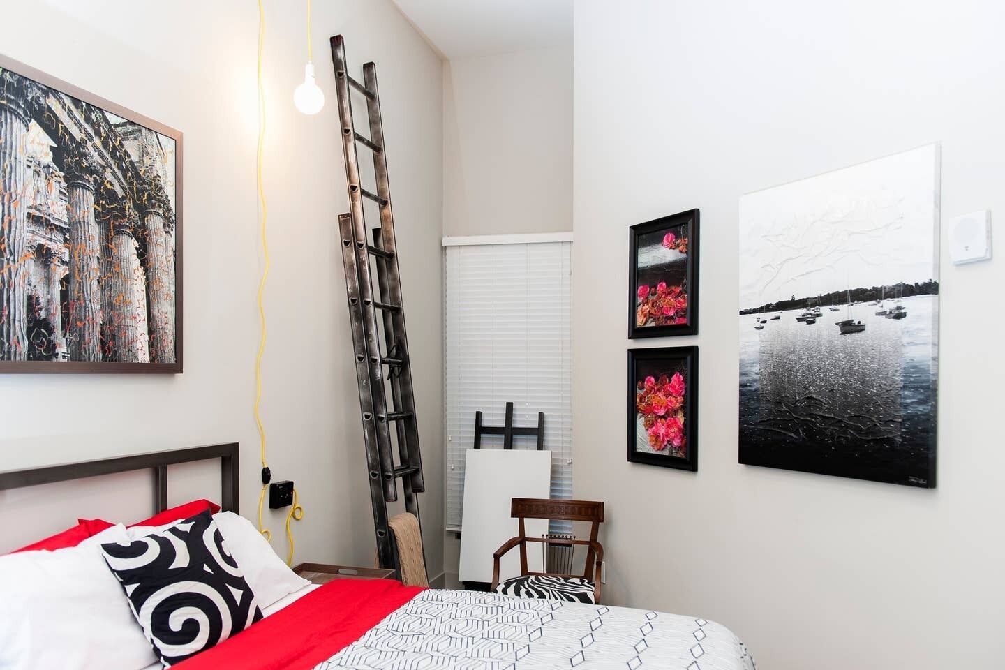 公寓 | 1 多间卧室、办公桌、笔记本电脑工作区、床单