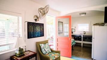 Chaumière, vue sur la baie (Paradise Cottage, Kitchenette) | Aire de séjour | Téléviseur à écran plat