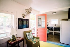 คอทเทจ, วิวอ่าว (Paradise Cottage, Kitchenette) | บริเวณนั่งเล่น | ทีวีจอแบน