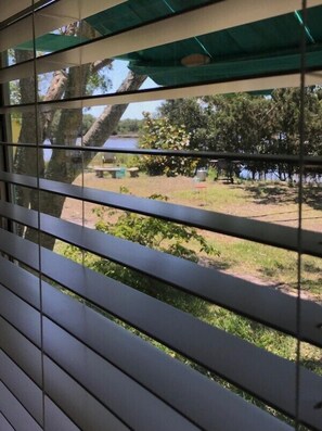 คอทเทจ, วิวอ่าว (Firefly Cottage, Kitchen) | วิวจากห้องพัก