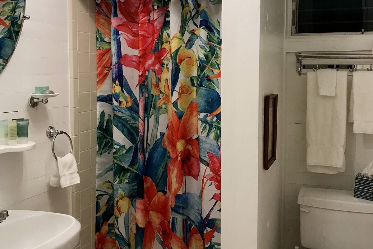 Casa de campo, vista a la bahía (Paradise Cottage, Kitchenette) | Baño | Amenidades de baño de diseñador, secadora de cabello, toallas, jabón