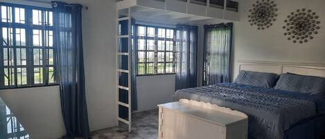 2 slaapkamers, een bureau, een strijkplank/strijkijzer, gratis wifi