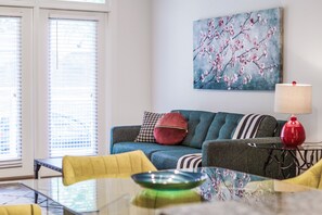 Living area - Walk to Everything Sleeps 6 (Atlanta)