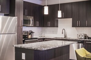 Apartment | Private kitchen | Fridge, microwave, oven, stovetop - Walk to Everything Sleeps 6 (Atlanta)
