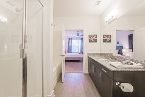 Apartment | Badezimmer | Dusche, Handtücher