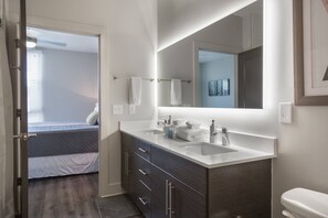 Appartement | Salle de bain | Ensemble douche/baignoire, serviettes fournies