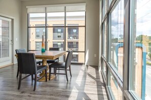 In-room dining - Private balcony Walk Everywhere (Atlanta)