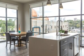 Private kitchen - Private balcony Walk Everywhere (Atlanta)