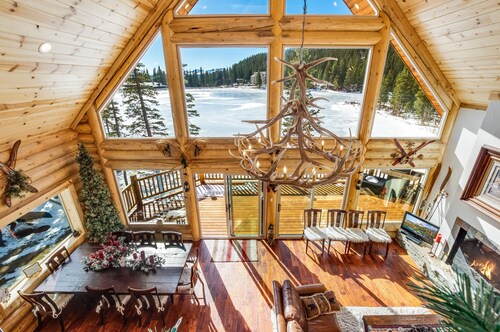 Colorado Log Home on shoreline of Silver Lake