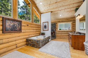 Bañera, secador de pelo, toallas y jabón